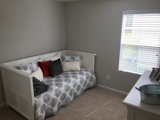 Building Photo - Lovely 4 Bedroom Home in Oakview Commons N...