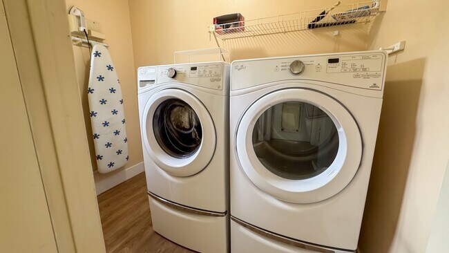 Building Photo - Move-In Ready 3-Bedroom with Pool / Lawn and Pool Service Included!