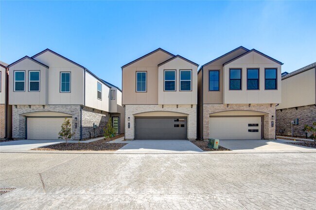 Building Photo - 2917 El Fenice Ln