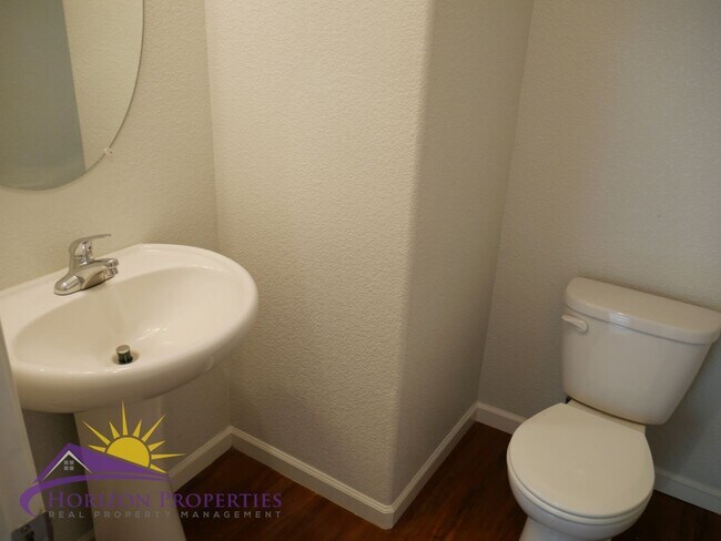 Building Photo - Modern Two-Story 4 Bed 2.5 Bath 1,807 sqft...