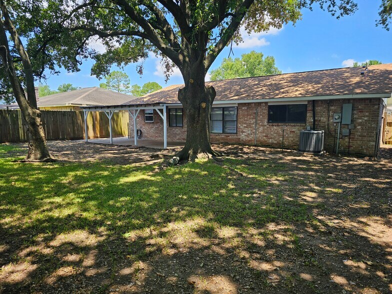 privacy fenced in back yard - 9806 Thrush St