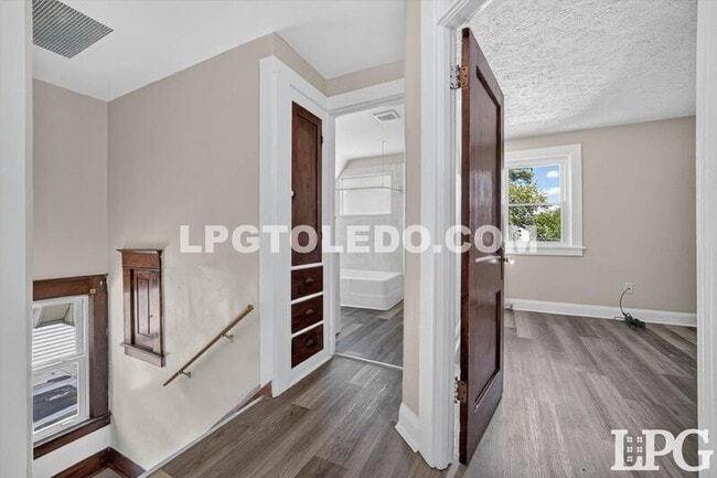 Building Photo - 3822 Lockwood Ave