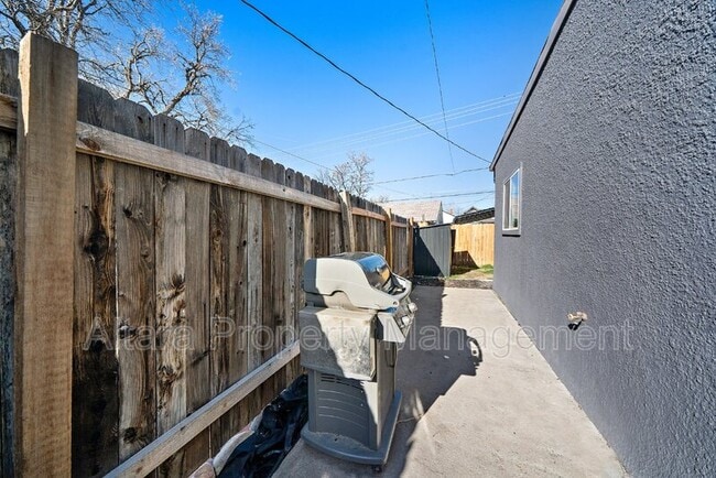 Building Photo - 2339 S Acoma St