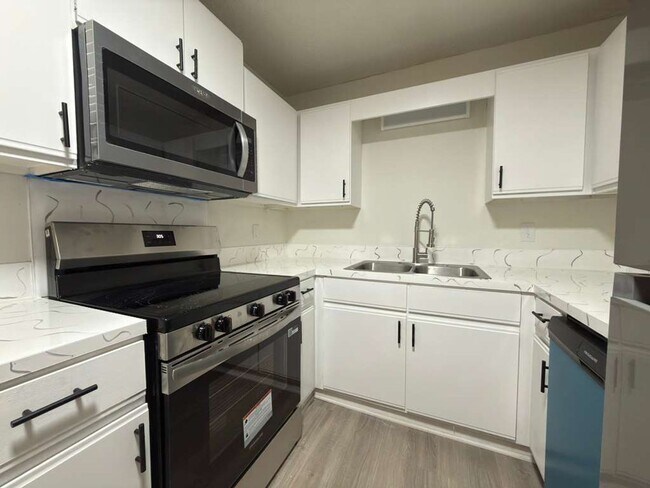 Building Photo - One Bedroom Condo
