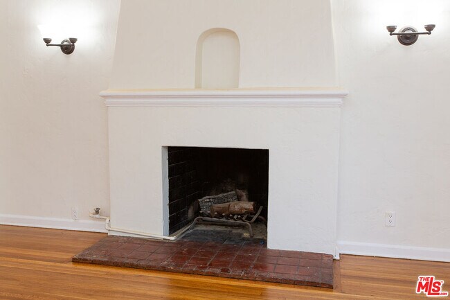 Building Photo - 181 S Sycamore Ave