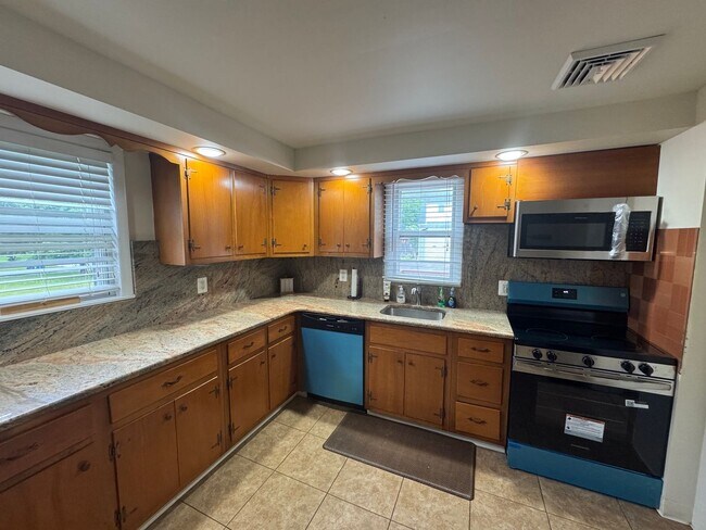 Building Photo - Lower Gywnedd 3 Bedroom 1.5 Bath Colonial in Penllyn Pa $2,750/month