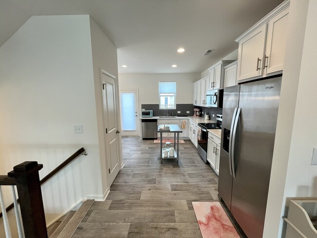 Building Photo - 11005 Woodland Crk Wy