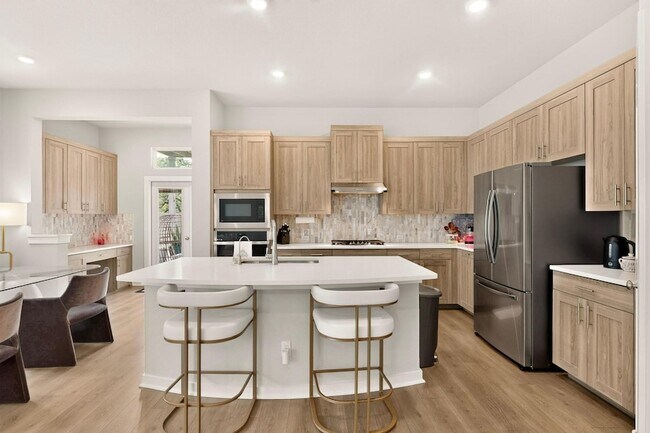 Building Photo - 1008 Summer Gln