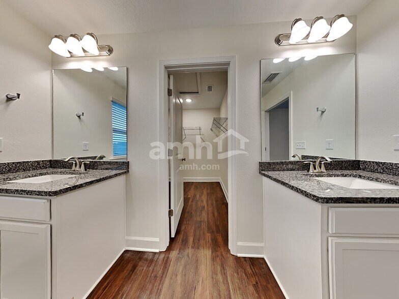 Building Photo - 1003 Tan Tara Trl