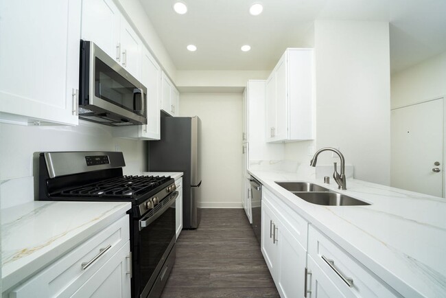 Building Photo - Remodeled, ground level, 1 bedroom, 1 bath condo in Lakeside Garden Grove Community
