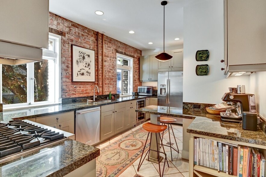 Primary Photo - 2299 Sacramento St