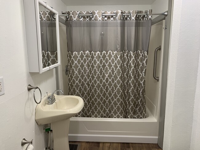 Building Photo - 603 E 22nd St