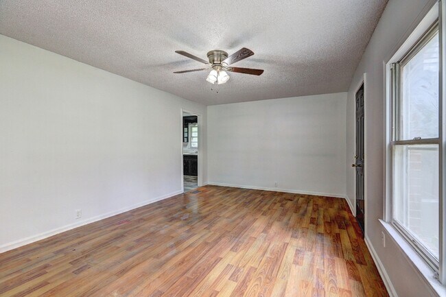 Building Photo - 3266 Betty Pl