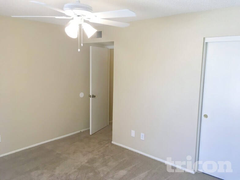 Building Photo - 5819 W Grovers Ave