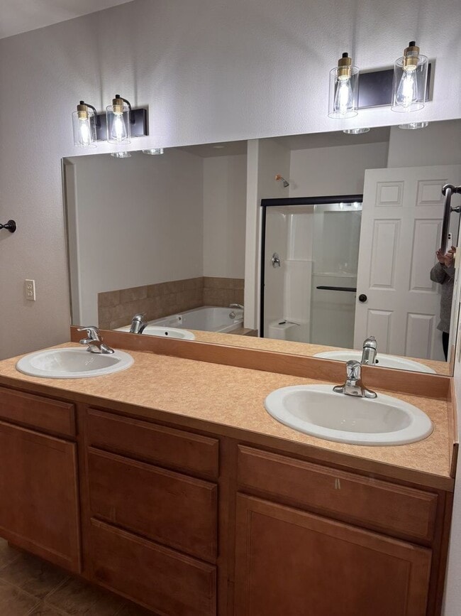 Building Photo - Spacious town home in small community.  Spacious and bright!  Available now!