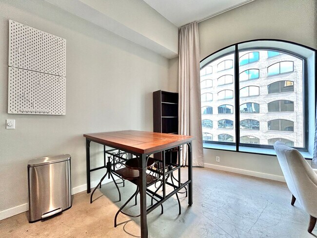 Building Photo - Charming Downtown High Rise Condo  1BD/1BA with Upgraded Features
