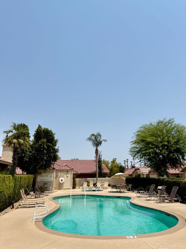 Building Photo - Woodhaven CC - Unfurnished 3br - Long Term