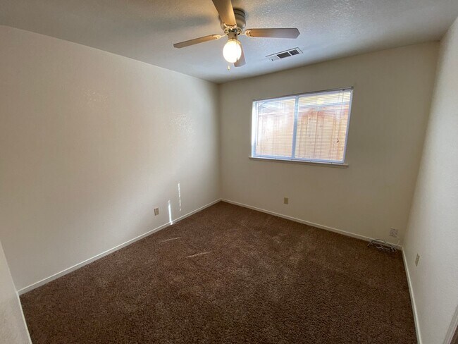 Building Photo - Lovely home for Rent in NW Visalia, located in the Oak West Neighborhood. Coming soon