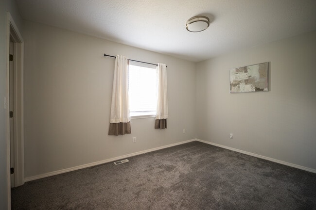 Building Photo - 370 NW Terre View Dr