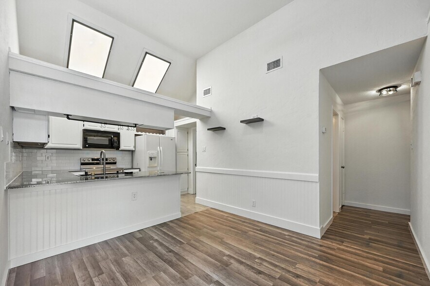 Building Photo - 4901 Tree Top Ln