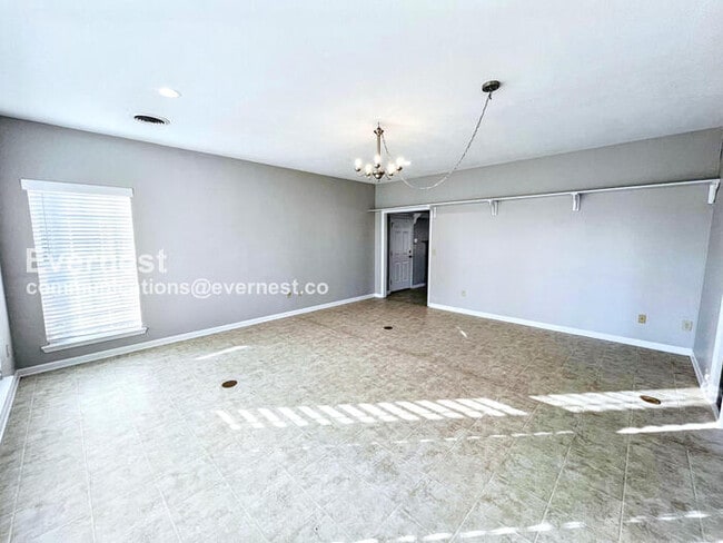 Building Photo - 4 Bed/2.5 Bath Home with Fenced Yard & Garage / Pet-Friendly / Available Now!