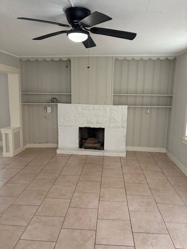 Building Photo - Beautifully updated 2 bedroom home