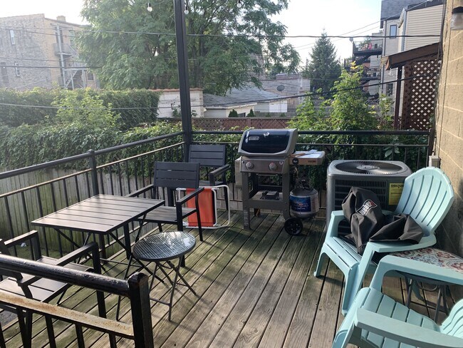 private deck - 939 N Fairfield Ave