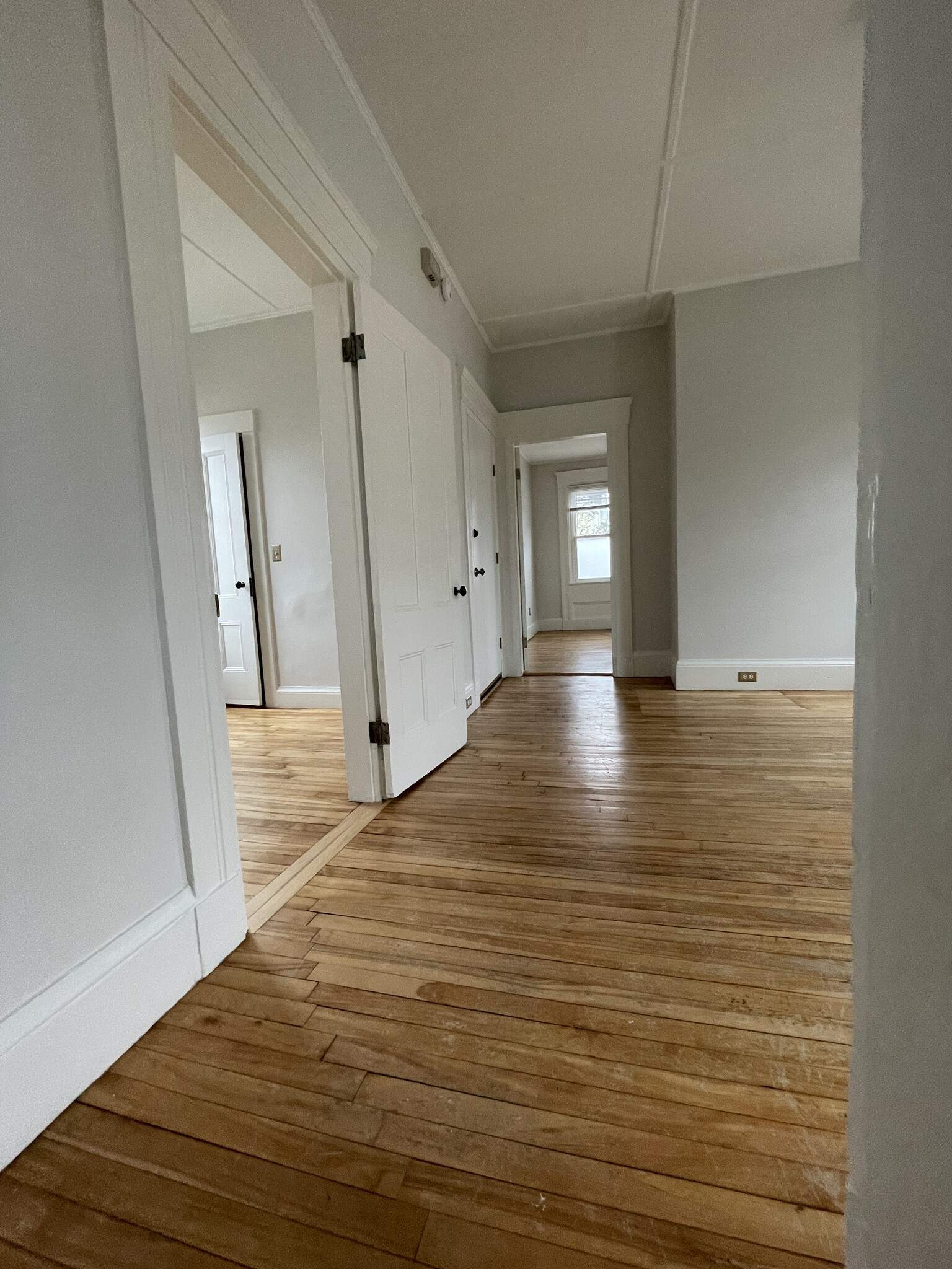 Living room. - 18 North St