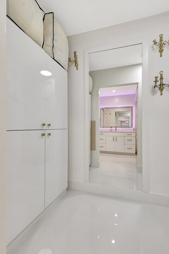 Building Photo - 5440 N Ocean Dr