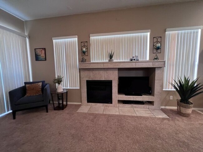 Building Photo - 2BR Vacation Home in Gated Community Bullhead Parkway with Utilities Avail 10/1