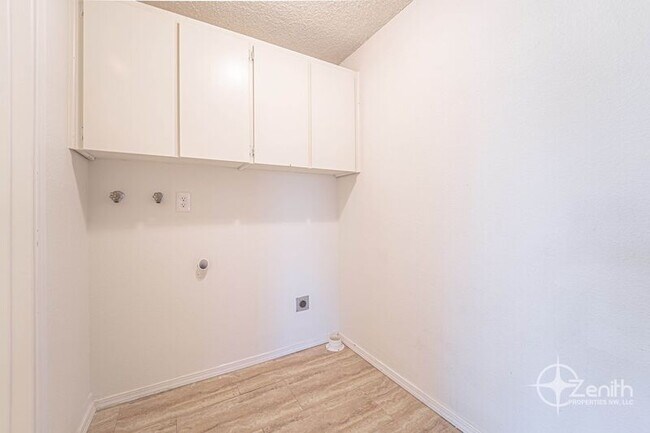 Building Photo - 3210 NE 44th St