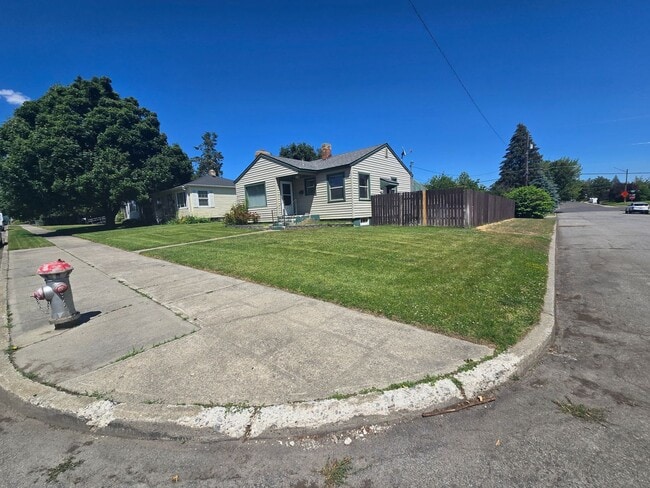Building Photo - Beautiful North Side Home! Available Now!