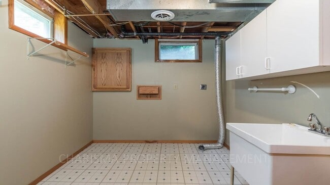 Building Photo - MULTI-LEVEL 3 BD, 2 BA HOUSE WITH FENCED IN YARD, DOUBLE ATTACHED GARAGE, SHED, MURPHY BED, 3 FAM...