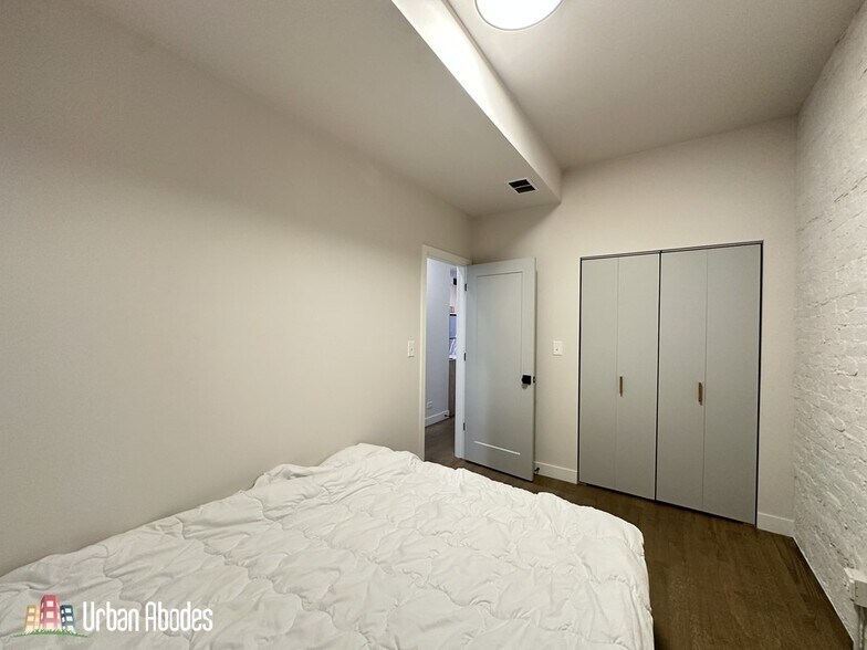 Building Photo - 841 N Mozart St