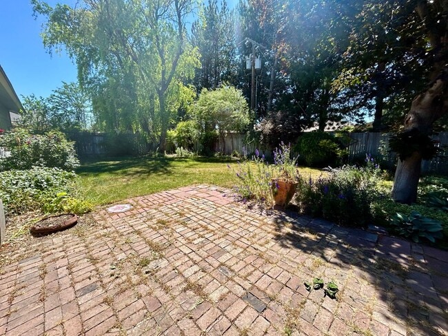 Building Photo - Beautiful Single-Level Home with a Private Backyard Retreat!