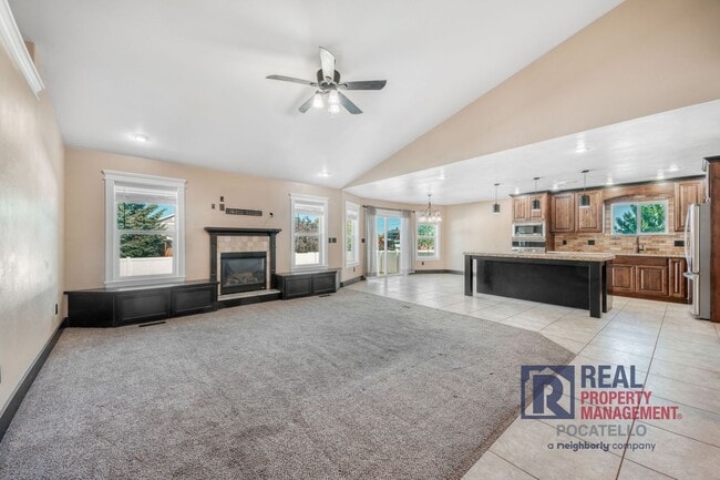 Building Photo - Beautiful - Elegant - 5 Bedrooms - 3 Car -...