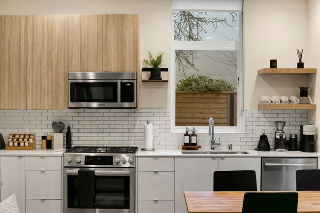 Building Photo - 319 Malden Ave E