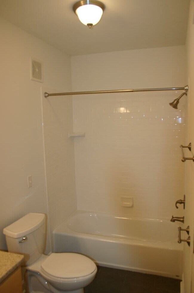 Building Photo - 246 White Bridge Rd