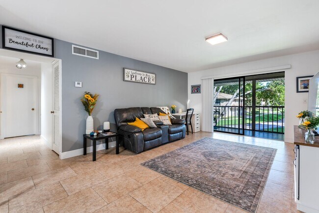 Building Photo - 9930 Pineapple Tree Dr