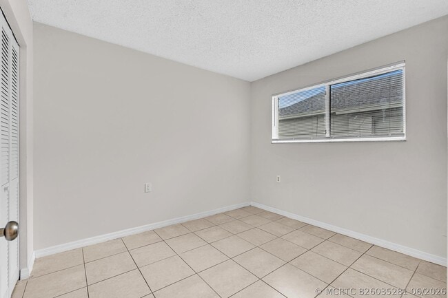 Building Photo - 1020 Lake Victoria Dr