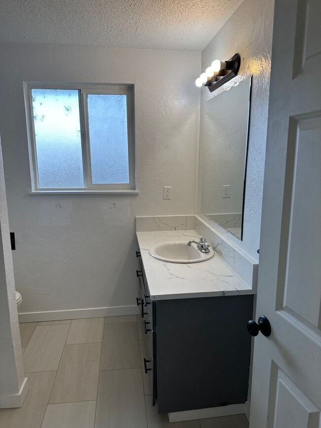 Building Photo - Updated 2 bedroom, 1 bath with garage!