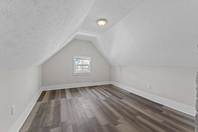 Building Photo - 111 S Vine St