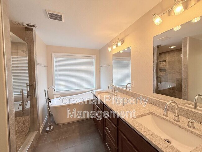 Building Photo - 11608 NE 2nd Ave