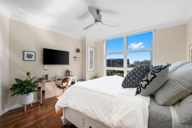 Building Photo - 347 N New River Dr E