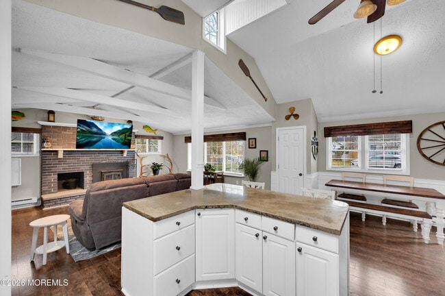 Building Photo - 14 Chestnut St