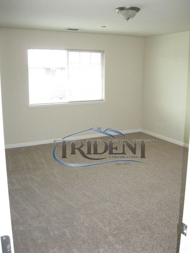 Building Photo - 3 bedroom, 2 1/2 bath halfplex/townhouse