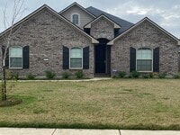 Building Photo - Stunning 3 Bedroom Legacy Home