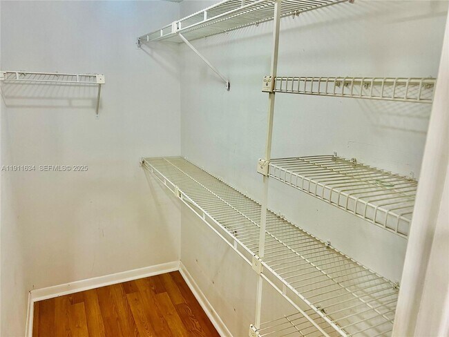 Building Photo - 1021 Mockingbird Ln