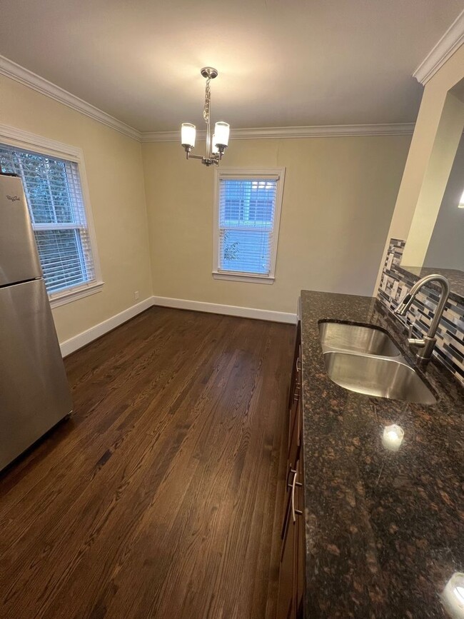 Building Photo - Beautiful 2 Bed 1 Bath duplex unit in the ...