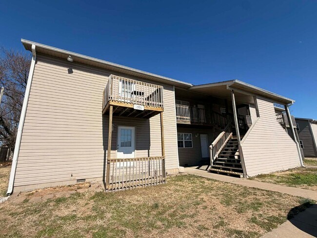 Building Photo - Nice 2 bedroom 1 bath apartment in Joplin, MO - Near MSSU! (Downstairs Unit )